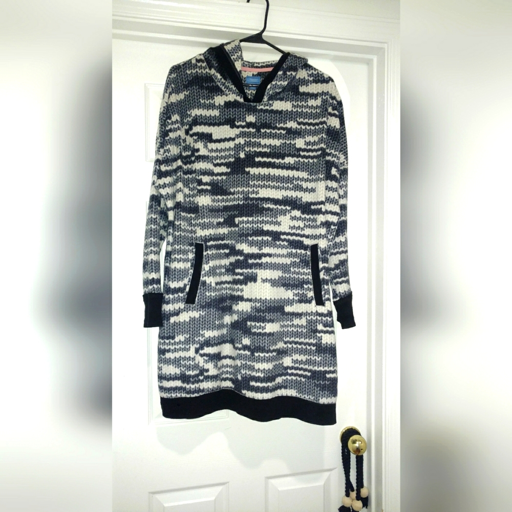 Vera Wang Pullover Sweater